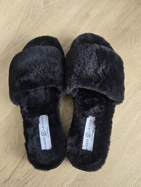 NWOT Chinese Laundry Fuzzy Slides